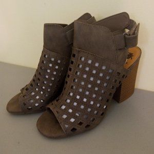 Jellypop Koi Women's Heeled Sandals (Taupe - Size 7) NEW in box
